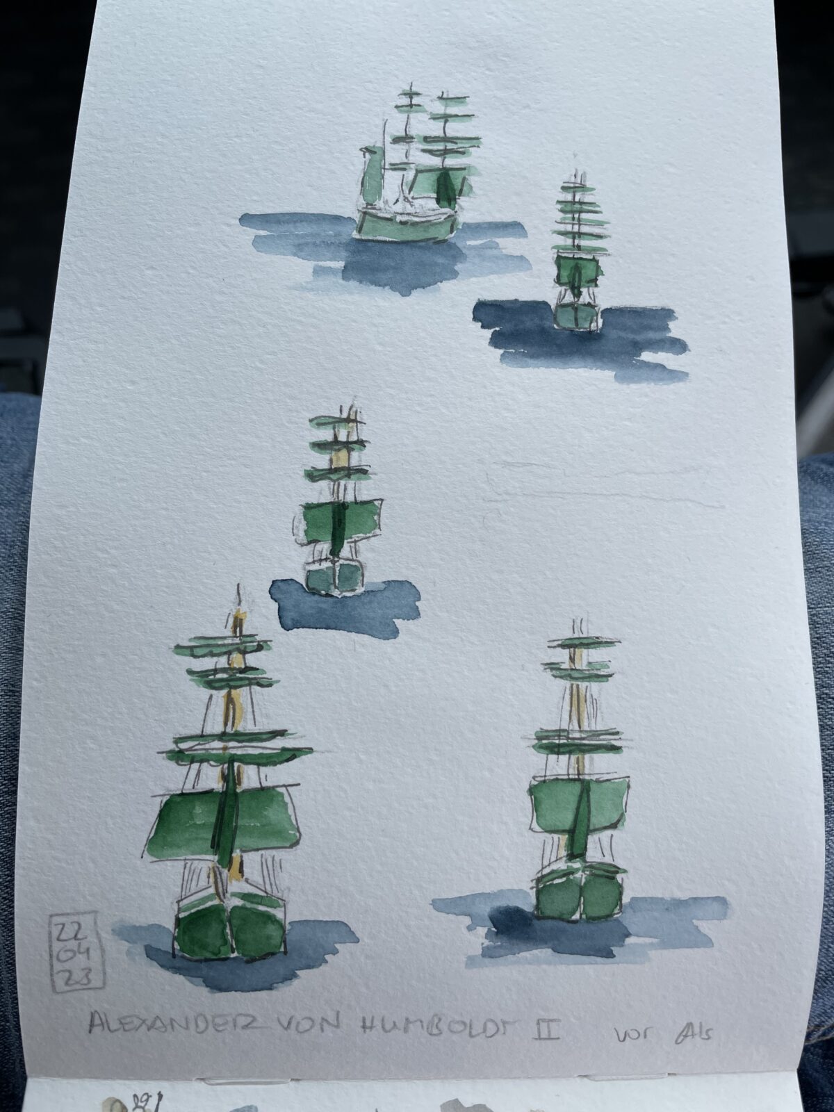 Blatt aus dem Skizzenbuch im Hochformat: mehrere Skizzen eines 3 Mast Rah Segelschiffs von vorne gesehen. Das untere Großsegel am vorderen Masst und das Vorsegel sind gehisst. Die Segel und der Rumpf des Schiffes sind grün.