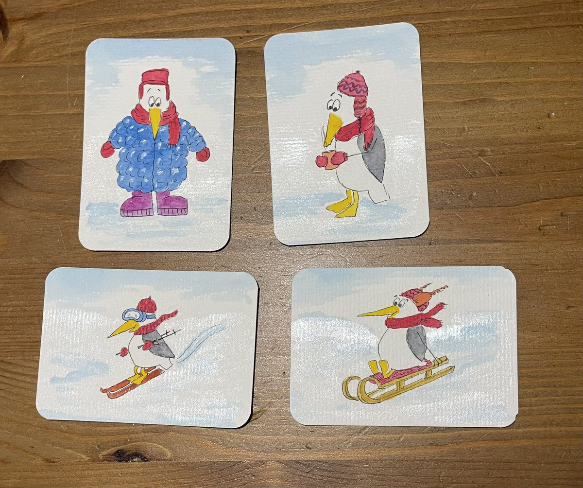 4 ATC Tauschkarten - Tuschestift und Aquarell. 2 Hochformat: eine Möwe mit Daunenjacke und eine mit Tasse in den Händen, 2 Querformat eine Möwe mit Ski und eine auf einem Schlitten. Jeweils mit Mützen, Schal usw.